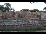 03069 ostia - regio i - insula ii - caseggiato del pantomimo apolausto and caseggiato del balcone ligneo (i,ii,2.6) - bli von sueden - 09-2022.jpg